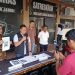 Kasat Reskrim Polresta Jambi, AKP Husni Abda menunjukkan barang bukti dalam konferensi pers pengungkapan kasus penyalahgunaan dan pengoplosan BBM subsidi di Mapolresta Jambi, Rabu (6/5/2026). (Dok. Hendry)