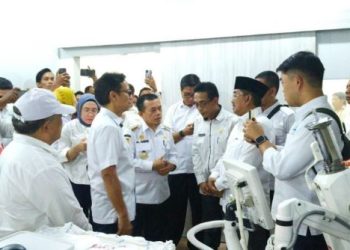 Menteri Kesehatan RI Budi Gunadi Sadikin didampingi Gubernur Jambi Al Haris meninjau fasilitas kesehatan dan berdialog dengan tenaga medis saat kunjungan ke RSUD KH Daud Arif, Kuala Tungkal, Rabu (6/5/2026). (Dok, Arif)