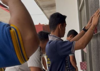 Petugas Lapas Kelas IIB Muara Bungo melakukan razia rutin di kamar hunian warga binaan Blok Anggrek Kamis (7/5/2026). (Dok. Humas)