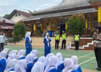 Personel Ditlantas Polda Jambi memberikan edukasi keselamatan berlalu lintas dan praktik safety riding kepada pelajar SMAN 10 Kota Jambi dalam program “Police Go To School”, Jumat (8/5/2026). (Dok. Redaksi)