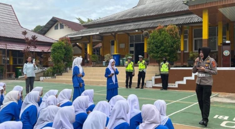 Personel Ditlantas Polda Jambi memberikan edukasi keselamatan berlalu lintas dan praktik safety riding kepada pelajar SMAN 10 Kota Jambi dalam program “Police Go To School”, Jumat (8/5/2026). (Dok. Redaksi)
