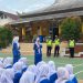 Personel Ditlantas Polda Jambi memberikan edukasi keselamatan berlalu lintas dan praktik safety riding kepada pelajar SMAN 10 Kota Jambi dalam program “Police Go To School”, Jumat (8/5/2026). (Dok. Redaksi)