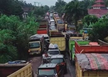 Kemacetan panjang didominasi kendaraan angkutan bartu bara di Jambi (Dok. Redaksi)
