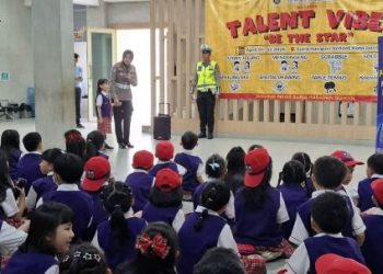 Personel Ditlantas Polda Jambi memberikan edukasi tertib berlalu lintas kepada siswa Suria Harapan School melalui program Polisi Sahabat Anak (Polsanak), Senin (11/5/2026). (Dok. Redaksi)