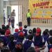 Personel Ditlantas Polda Jambi memberikan edukasi tertib berlalu lintas kepada siswa Suria Harapan School melalui program Polisi Sahabat Anak (Polsanak), Senin (11/5/2026). (Dok. Redaksi)