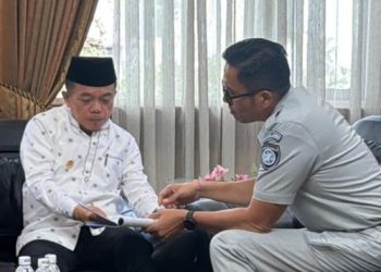 Kepala Kantor Wilayah PT Jasa Raharja Jambi A.A.N. Agung Abimanyu berdiskusi dengan Gubernur Jambi Al Haris dalam kegiatan Sharing and Caring di Jambi, Selasa (12/5/2026), (Dok. Redaksi)