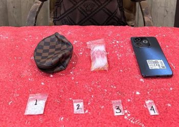 Barang bukti berupa empat paket diduga narkotika jenis sabu, dompet kecil, plastik klip bening, dan telepon seluler yang diamankan Satresnarkoba Polresta Jambi dari seorang pria berinisial A di kawasan Kelurahan Rajawali, Kecamatan Jambi Timur, Kamis (7/5/2026). (Dok. Humas)