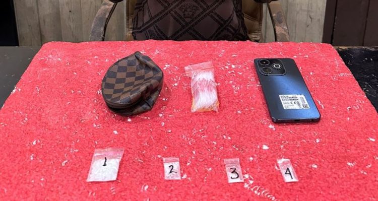 Barang bukti berupa empat paket diduga narkotika jenis sabu, dompet kecil, plastik klip bening, dan telepon seluler yang diamankan Satresnarkoba Polresta Jambi dari seorang pria berinisial A di kawasan Kelurahan Rajawali, Kecamatan Jambi Timur, Kamis (7/5/2026). (Dok. Humas)