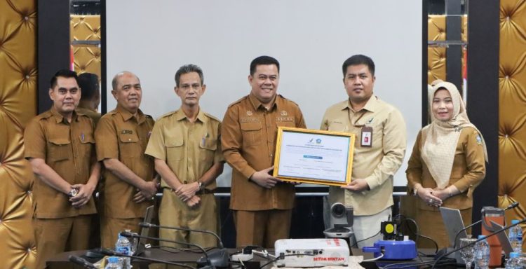 Sekda Kabupaten Bintan, Ronny Kartika (tengah), bersama jajaran saat membuka kegiatan Advokasi Program Prioritas Nasional keamanan pangan tahun 2026 di Ruang Rapat 2 Kantor Bupati Bintan, Selasa (28/4). (Dok. MC Bintan)