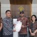 Mahasiswa internasional Universitas Jambi asal Pakistan, Ahmed Jamshaid, menerima dokumen Apostille dari petugas Kantor Wilayah Kementerian Hukum Jambi untuk keperluan administrasi studi di Italia, Kamis (30/4/2026). (Dok. Stepanus)