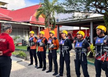 Tim Kantor SAR Jambi bersiap diberangkatkan menuju Kabupaten Tebo untuk melakukan pencarian terhadap seorang remaja yang dilaporkan tenggelam di Sungai Batanghari, Sabtu (2/5/2026). (Dok. Nahar)