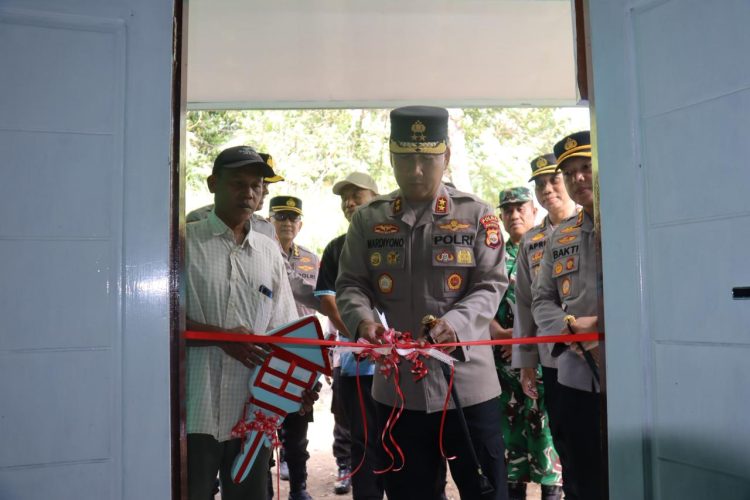 Kepedulian terhadap masyarakat terus diwujudkan melalui aksi nyata. Kapolda Bengkulu Irjen Pol. Mardiyono, S.I.K., M.Si., meresmikan program bedah rumah ke-70 bagi masyarakat kurang mampu, Sabtu (02/05/2026). (Foto:Yola)