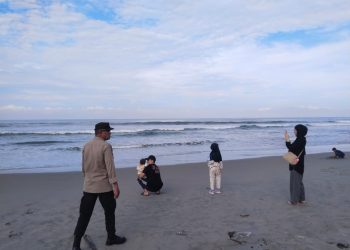 Personel Pos Pengamanan (Pospam) Pantai Panjang, Polresta Bengkulu, melaksanakan kegiatan pemantauan dan pengamanan di kawasan wisata Pantai Panjang Bengkulu pada Sabtu (2/5/2026). (foto/yola)