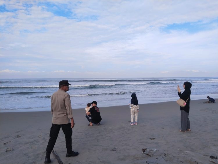 Personel Pos Pengamanan (Pospam) Pantai Panjang, Polresta Bengkulu, melaksanakan kegiatan pemantauan dan pengamanan di kawasan wisata Pantai Panjang Bengkulu pada Sabtu (2/5/2026). (foto/yola)