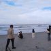 Personel Pos Pengamanan (Pospam) Pantai Panjang, Polresta Bengkulu, melaksanakan kegiatan pemantauan dan pengamanan di kawasan wisata Pantai Panjang Bengkulu pada Sabtu (2/5/2026). (foto/yola)