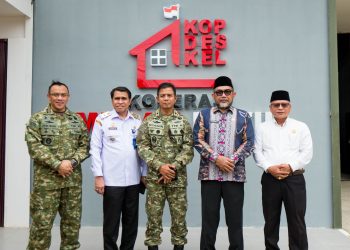 Danrem 042/Gapu Brigjen TNI Nyamin (tengah) bersama unsur Forkopimda Jambi foto bersama usai mengikuti peresmian operasional Koperasi Desa/Kelurahan Merah Putih secara virtual di kelurahan Kasang, Kota Jambi, Sabtu (16/5/2026). (Dok.Penrem)