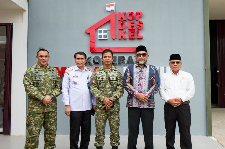 Danrem 042/Gapu Brigjen TNI Nyamin (tengah) bersama unsur Forkopimda Jambi foto bersama usai mengikuti peresmian operasional Koperasi Desa/Kelurahan Merah Putih secara virtual di kelurahan Kasang, Kota Jambi, Sabtu (16/5/2026). (Dok.Penrem)