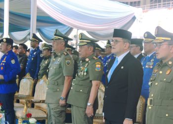 Wakil Gubernur Jambi Abdullah Sani (tengah  menghadiri Upacara Peringatan HUT ke-107 Damkar, HUT ke-76 Satpol PP, dan HUT ke-64 Satlinmas di Stadion Jakabaring Sport City, Palembang, Kamis (30/4/2026). (Dok. Humas)