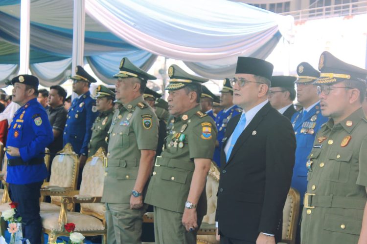 Wakil Gubernur Jambi Abdullah Sani (tengah  menghadiri Upacara Peringatan HUT ke-107 Damkar, HUT ke-76 Satpol PP, dan HUT ke-64 Satlinmas di Stadion Jakabaring Sport City, Palembang, Kamis (30/4/2026). (Dok. Humas)