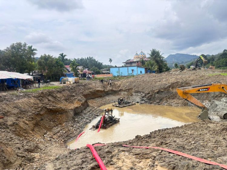Aktivitas penambangan emas tanpa izin (PETI) menggunakan alat berat di Desa Bungo Tanjung, Kecamatan Pangkalan Jambu, Kabupaten Merangin, Jambi. (Dok. Humas)