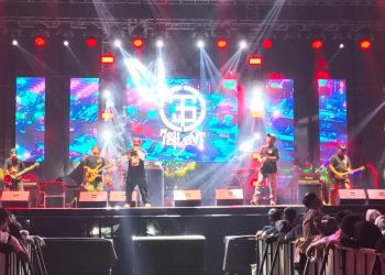 Suasana konser musik yang menampilkan penampilan band di atas panggung (Dok. Redaksi)