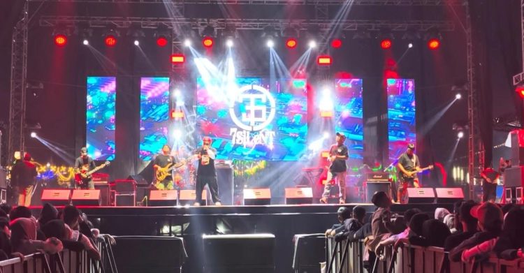 Suasana konser musik yang menampilkan penampilan band di atas panggung (Dok. Redaksi)