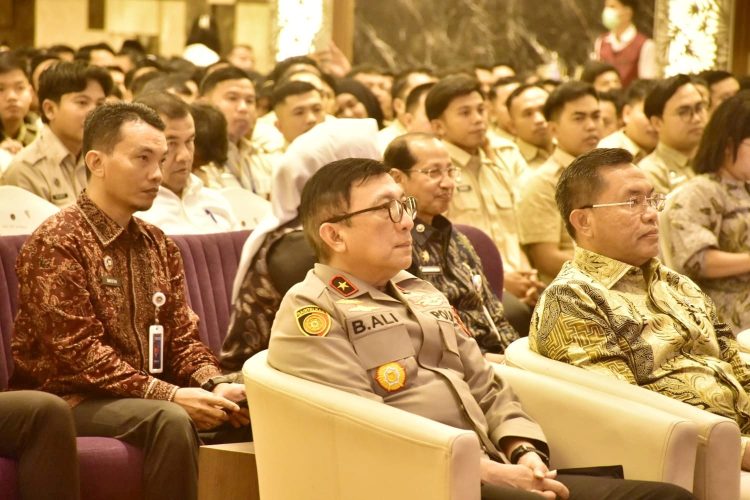 Wakapolda Jambi Brigjen Pol. B. Ali (tengah) menghadiri Rapat Konsolidasi Pelaksanaan Program Makan Bergizi Gratis (MBG) di Hotel BW Luxury Jambi, Sabtu (2/5/2026). (Dok. Nahar)