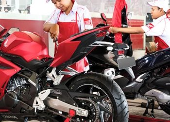 Mekanik melakukan servis sepeda motor Honda di bengkel AHASS. PT Sinar Sentosa Primatama (Dok. Sinsen)