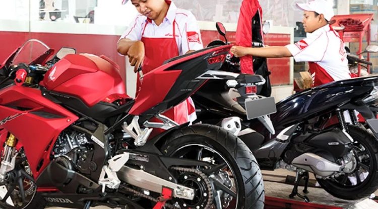 Mekanik melakukan servis sepeda motor Honda di bengkel AHASS. PT Sinar Sentosa Primatama (Dok. Sinsen)