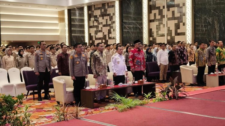 Gubernur Jambi Al Haris bersama jajaran pejabat pusat dan daerah menghadiri Rapat Konsolidasi Program Makan Bergizi Gratis (MBG) di Hotel BW Luxury Jambi, Sabtu (2/5/2026). (Dok. Redaksi)