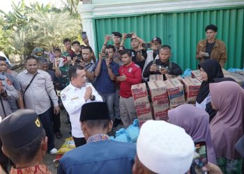 Gubernur Jambi Al Haris meninjau langsung lokasi banjir dan menyerahkan bantuan kepada warga terdampak di Desa Lubuk Resam Ilir, Kabupaten Sarolangun, Sabtu (2/5/2026). (Dok. Humas)