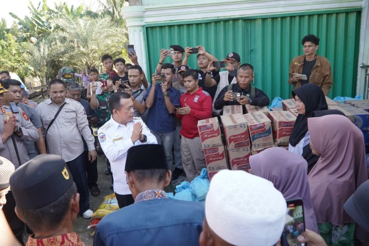 Gubernur Jambi Al Haris meninjau langsung lokasi banjir dan menyerahkan bantuan kepada warga terdampak di Desa Lubuk Resam Ilir, Kabupaten Sarolangun, Sabtu (2/5/2026). (Dok. Humas)