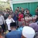 Gubernur Jambi Al Haris meninjau langsung lokasi banjir dan menyerahkan bantuan kepada warga terdampak di Desa Lubuk Resam Ilir, Kabupaten Sarolangun, Sabtu (2/5/2026). (Dok. Humas)