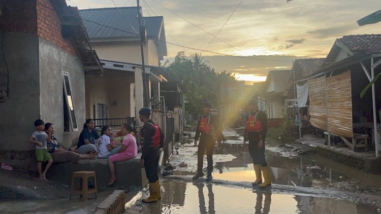 Personel Brimob Polda Jambi meninjau kondisi permukiman warga yang terdampak banjir di Desa Pematang Gajah, Kecamatan Jaluko, Kabupaten Muaro Jambi, Sabtu (2/5/2026) (Dok. Nahar)