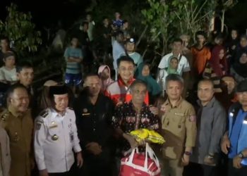 Gubernur Jambi Al Haris (tengah) menyerahkan bantuan kepada warga terdampak banjir di Desa Pulau Bayur, Kecamatan Pamenang Selatan, Kabupaten Merangin, Sabtu (2/5/2026) (Dok. Humas)