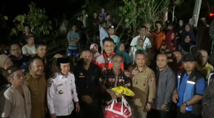 Gubernur Jambi Al Haris (tengah) menyerahkan bantuan kepada warga terdampak banjir di Desa Pulau Bayur, Kecamatan Pamenang Selatan, Kabupaten Merangin, Sabtu (2/5/2026) (Dok. Humas)