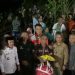 Gubernur Jambi Al Haris (tengah) menyerahkan bantuan kepada warga terdampak banjir di Desa Pulau Bayur, Kecamatan Pamenang Selatan, Kabupaten Merangin, Sabtu (2/5/2026) (Dok. Humas)
