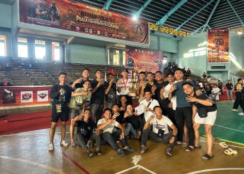 Personel Satbrimob Polda Jambi berfoto bersama usai meraih Juara I dalam Kejuaraan Pencak Silat Piala Dandenpom II/2 Siginjai Championship II di GOR Kota Baru, Jambi, Rabu (30/4/2026). (Dok. Redaksi)
