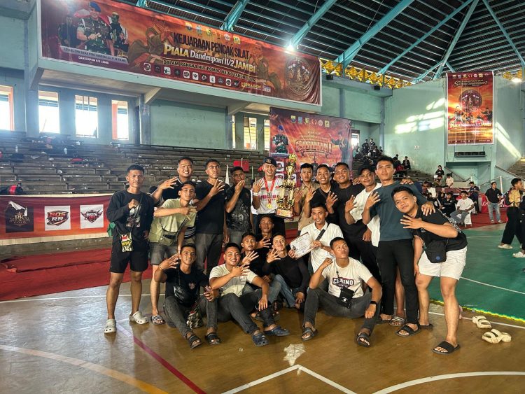 Personel Satbrimob Polda Jambi berfoto bersama usai meraih Juara I dalam Kejuaraan Pencak Silat Piala Dandenpom II/2 Siginjai Championship II di GOR Kota Baru, Jambi, Rabu (30/4/2026). (Dok. Redaksi)