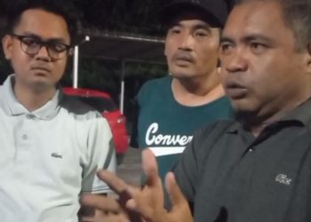 Kuasa hukum dr. DK memberikan klarifikasi kepada awak media di Polsek Telanaipura, Sabtu (2/5/2026) (Dok.Redaksi)