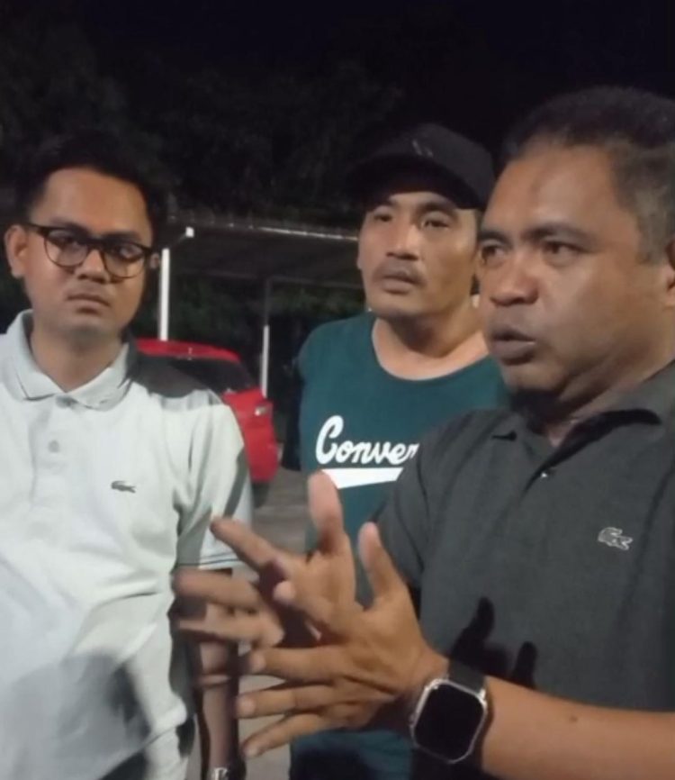 Kuasa hukum dr. DK memberikan klarifikasi kepada awak media di Polsek Telanaipura, Sabtu (2/5/2026) (Dok.Redaksi)