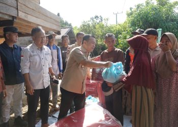 Gubernur Jambi Al Haris menyerahkan bantuan kepada warga terdampak banjir di Desa Rantau Limau Kapas, Kecamatan Tiang Pumpung, Kabupaten Merangin, Minggu (3/5/2026) (Dok. Humas)