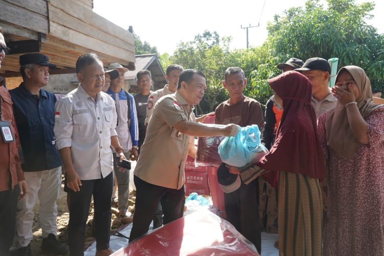Gubernur Jambi Al Haris menyerahkan bantuan kepada warga terdampak banjir di Desa Rantau Limau Kapas, Kecamatan Tiang Pumpung, Kabupaten Merangin, Minggu (3/5/2026) (Dok. Humas)