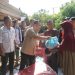 Gubernur Jambi Al Haris menyerahkan bantuan kepada warga terdampak banjir di Desa Rantau Limau Kapas, Kecamatan Tiang Pumpung, Kabupaten Merangin, Minggu (3/5/2026) (Dok. Humas)