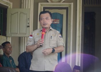 Gubernur Jambi Al Haris memberikan arahan dan motivasi kepada warga terdampak banjir saat meninjau Desa Selango, Kabupaten Merangin, Minggu (3/5/2026). (Dok. Humas)