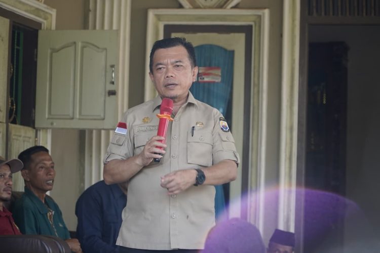 Gubernur Jambi Al Haris memberikan arahan dan motivasi kepada warga terdampak banjir saat meninjau Desa Selango, Kabupaten Merangin, Minggu (3/5/2026). (Dok. Humas)