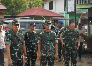 Danrem 042/Gapu Brigjen TNI Nyamin bersama jajaran meninjau lokasi pembangunan Koperasi Desa/Kelurahan Merah Putih (KDKMP) di Desa Batang Merangin, Kabupaten Kerinci, Minggu (3/5/2026). (Dok. Penrem 042/ Gapu)