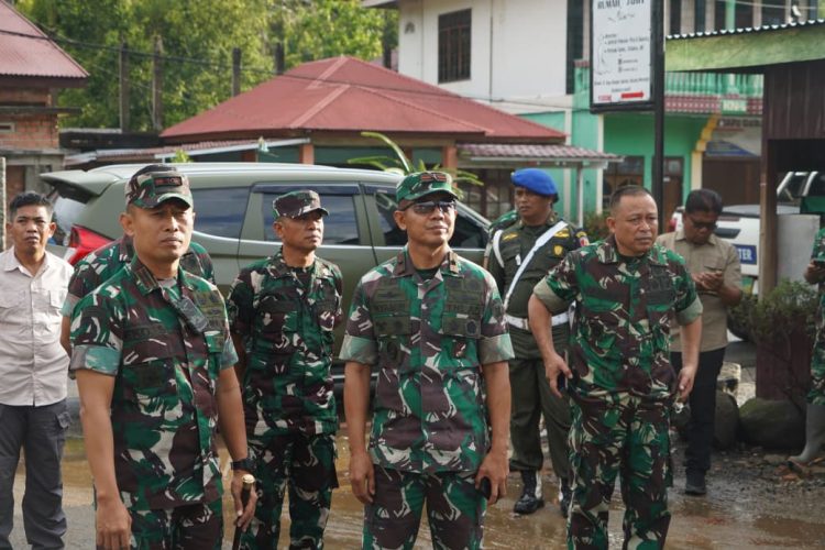 Danrem 042/Gapu Brigjen TNI Nyamin bersama jajaran meninjau lokasi pembangunan Koperasi Desa/Kelurahan Merah Putih (KDKMP) di Desa Batang Merangin, Kabupaten Kerinci, Minggu (3/5/2026). (Dok. Penrem 042/ Gapu)