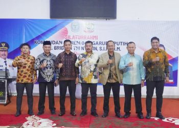 Komandan Korem 042/Garuda Putih Brigjen TNI Nyamin bersama Bupati Kerinci Monadi dan unsur Forkopimda saat kegiatan silaturahmi di Kantor Bupati Kerinci, Minggu (3/5/2026) (Dok. Penrem 042/Gapu)