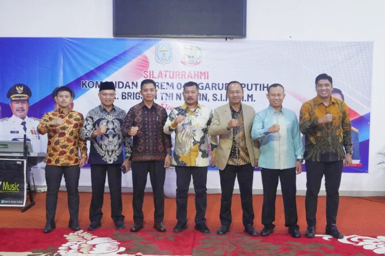 Komandan Korem 042/Garuda Putih Brigjen TNI Nyamin bersama Bupati Kerinci Monadi dan unsur Forkopimda saat kegiatan silaturahmi di Kantor Bupati Kerinci, Minggu (3/5/2026) (Dok. Penrem 042/Gapu)